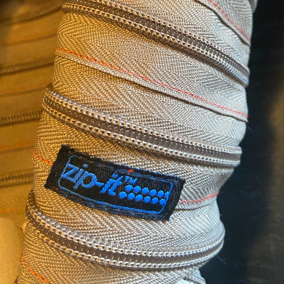 “Goldilocks” size Purse made from 1 zipper! 10 in. wide and 8.5 in. long. New. - Picture 3 of 14